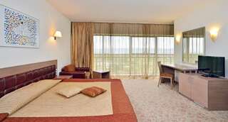 Курортные отели Sol Nessebar Palace Resort & Aquapark - All inclusive Несебр Двухместный номер с 1 кроватью и видом на парк (для 1 взрослого и 2 детей)-2